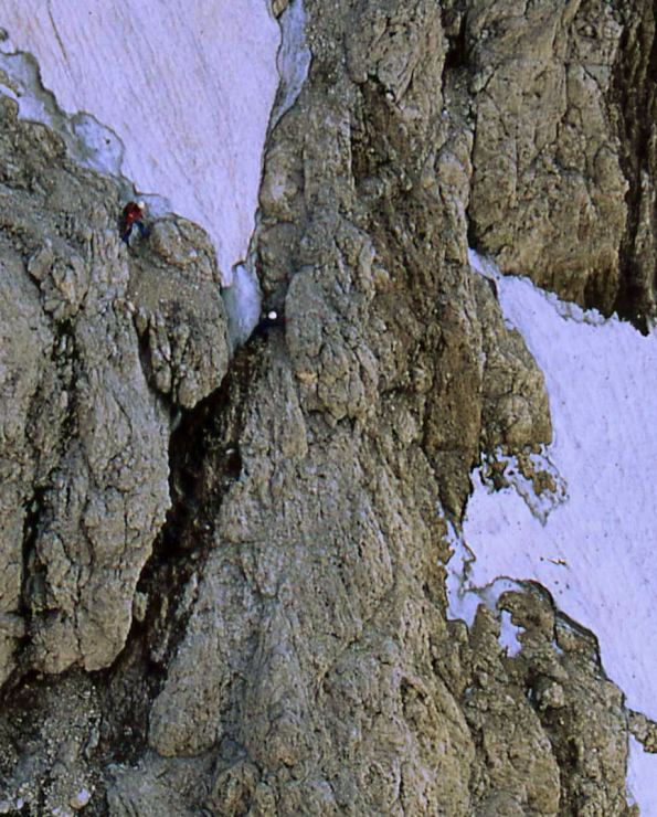 20 Alpinista all'ultima calata dalle Cinque Dita sulla nevosa omoninima forcella